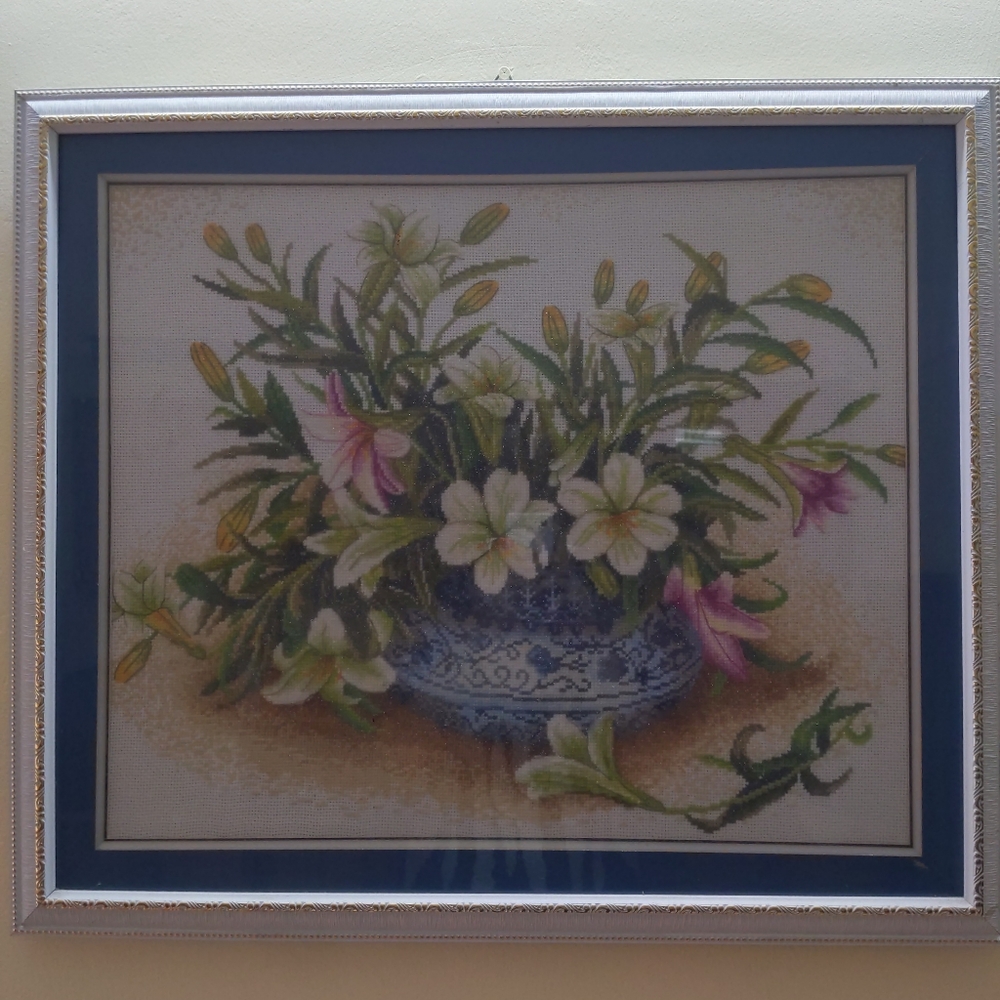 Embroidered paintings framed on the wall (used)
